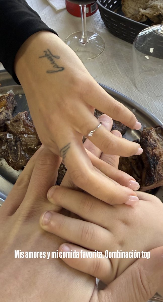 No sé, pero esta foto me tocó el coranzoncito. Las manos deEddy, de Violeta y del peque, todas juntas… Es de esas cosas que ves y piensas: joder, qué suerte tener esto .Un momento simple, pero de los que te llenan el día entero.🥰🥰🥰
#violedi21F