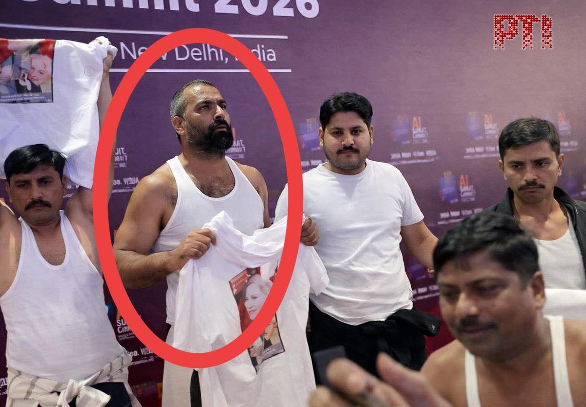 ये है नरसिंहा यादव ये भारतीय युवा कांग्रेस के राष्ट्रीय समन्वयक हैं।

ये था इंडिया एआई समिट के दौरान आंदोलन के पीछे का मास्टरमाइंड।

इससे पहले दिल्ली पुलिस की सरेआम धुलाई और पिटाई के बाद पता चला कि वे हैदराबाद से प्लेन से अपने पैसों से दिल्ली आये थे।

अपने प्री-पेड साथियों को