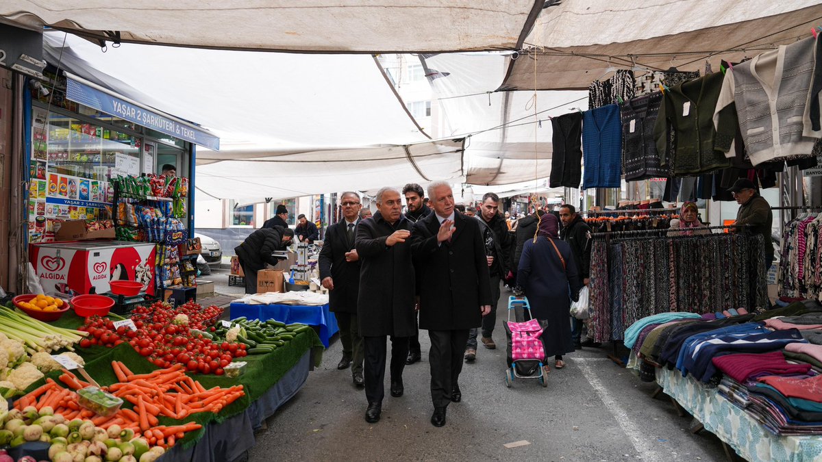 Valimiz Davut Gül, Fatih’te esnaf ve vatandaşlarımızla bir araya geldi.

Esnaf ziyareti yaparak taleplerini dinleyen Vali Gül, vatandaşlarımızla da hatıra fotoğrafı çektirdi.

Vali Gül’e ziyaretinde, Fatih Kaymakamı Cafer Sarılı ve Fatih Belediye Başkanı Mehmet Ergün Turan eşlik