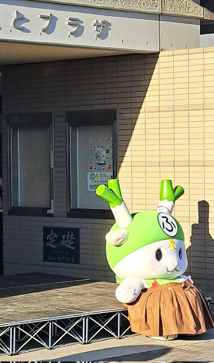 ふっかちゃんの隣が空いていても ふっかちゃんに座るさのまる #さの