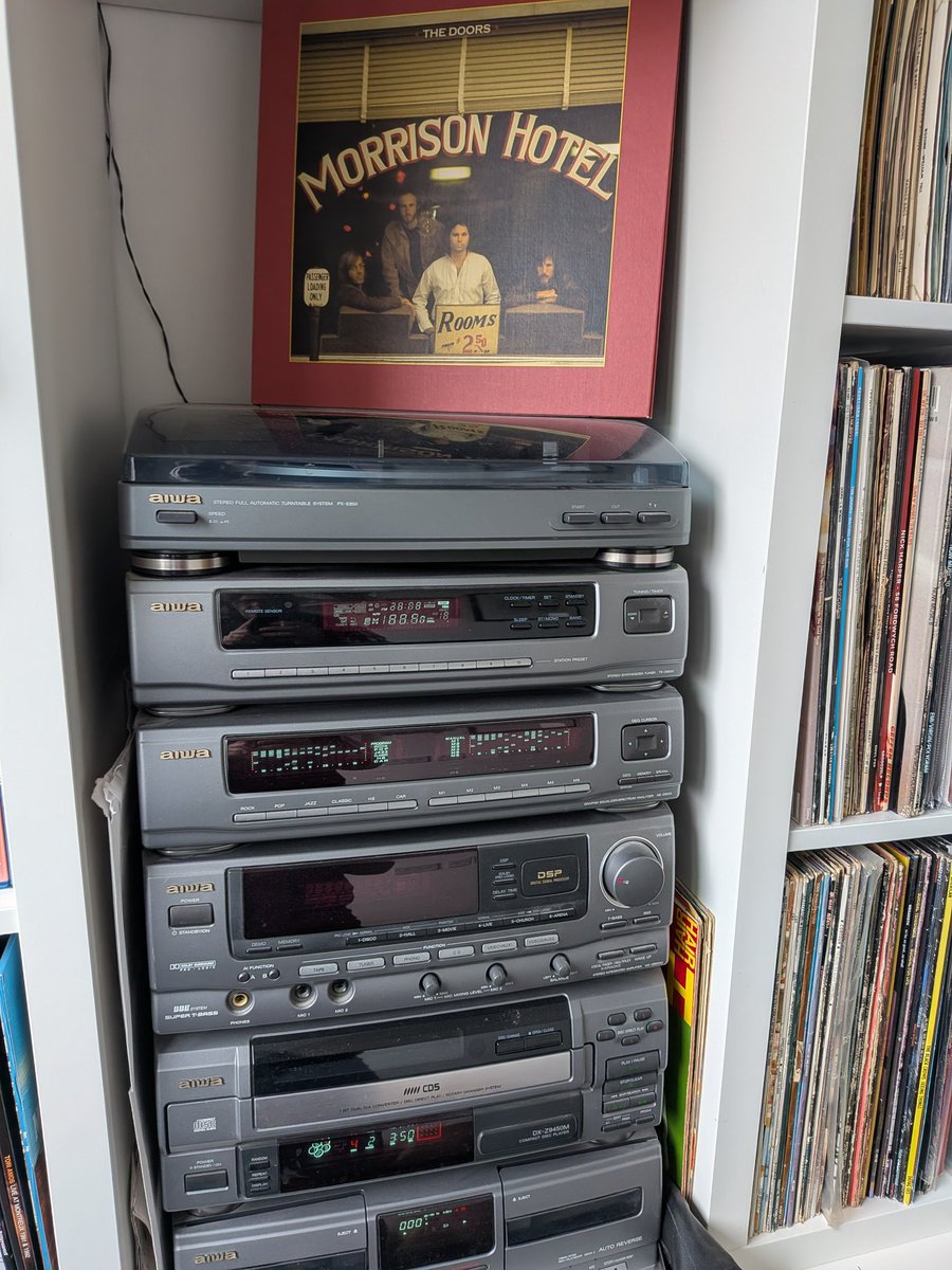 This morning's listening pleasure.

Fifth studio album and a return to the blues. 

50th Anniversay edition.  No.011134

#TheDoors
#MorrisonHotel
#1970
#listeningpleasure
#records
#vinyl
#hifi
#aiwa