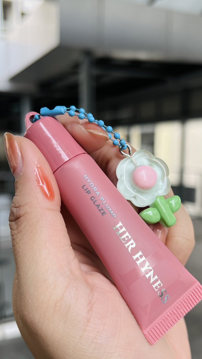 เป็นตาฮักมาก #ลิปเกลซ 👄✨ มีตั้ง 4 สีแต่นี่เลือก 04 Caramel Kiss ชมพูอมน้ำตาลละมุน ลุคแกลมต้องจัดบอกเลย ชอบมากเป็นพวงกุญแจที่ทาปากได้ ชุ่มชื่นด้วย แถมไม่เหนอะ เริ่ดๆ 

#HerHyness #No1CleanBeauty #HerHynessHydraPlumpLipGlaze #HerHynessLipGlaze #HerHynessลิปเกลซ