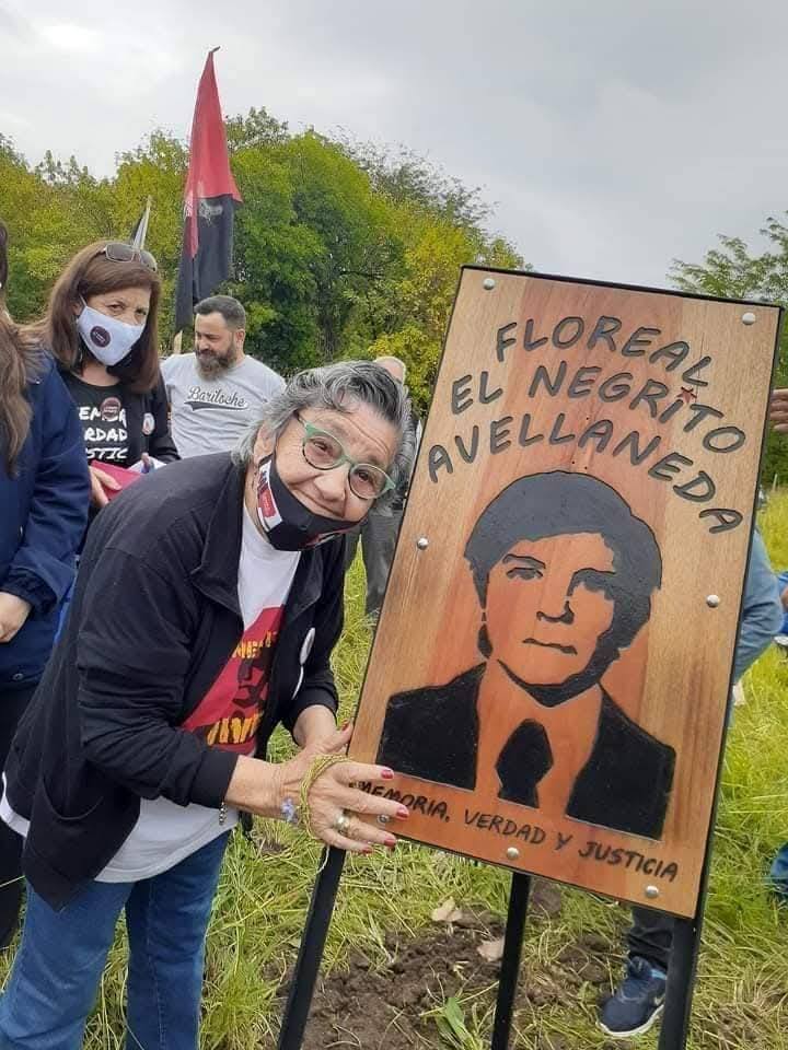 calraquel63's tweet photo. "NEGRITO" FLOREAL AVELLANEDA !
¡¡¡¡¡¡¡¡¡¡¡¡¡#PRESENTE !!!!!!!!!
CON  SOLO 15 AÑOS FUE LA VÍCTIMA MAS JÓVEN DE LOS VUELOS DE LA MUERTE.
POR NO PODER ENCONTRAR A SU PADRE SE LO LLEVÓ DE SU CASA JUNTO A SU MADRE IRIS ...
HASTA LA VICTORIA SIEMPRE "NEGRITO" https://t.co/GIihhGOLwH