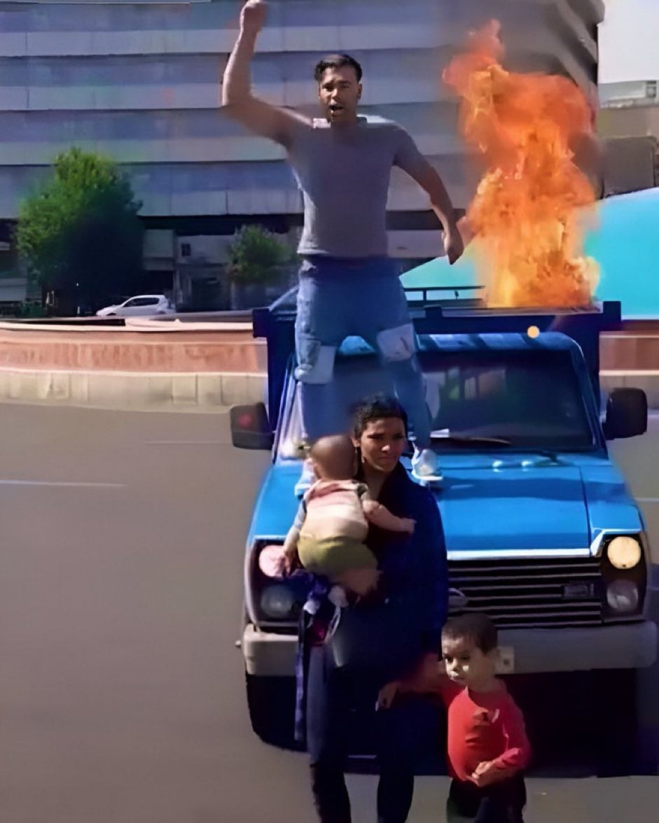 JahanBakhsh133's tweet image. به خزعبلات گوش ندهید. وای ایران تکه تکه خواهد شد و مملکت از بین می‌رود، شیوه‌ی معمول این‌هاست تا در دل‌ها هراس بیفکنند.
این شیرمرد، رضا نوروزی، که چهار پنج سال پیش وسط تهران حماسه ساخت و فریاد می‌زد: «من برای بازگشت شاهزاده رضا پهلوی می‌جنگم»، تُرک دلاوری بود از سراب.
بگیر و بیا