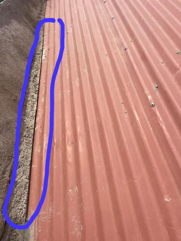 ArseneAlpha's tweet photo. @avicesltd 2. Kureba ahandi hashobora kunyura amazi y' imvura, abafundi nka @avicesltd bakunze kwirengagiza igihe basakara amazu nkayo:  ni kumusozo w' amabati  yinjira mu gikuta bakunze kumanukira amazi y'imvura amanukira imbere akahera muri gypsum. Reba urugero rusakaye nabi vs neza. https://t.co/WKx4B8aQxH