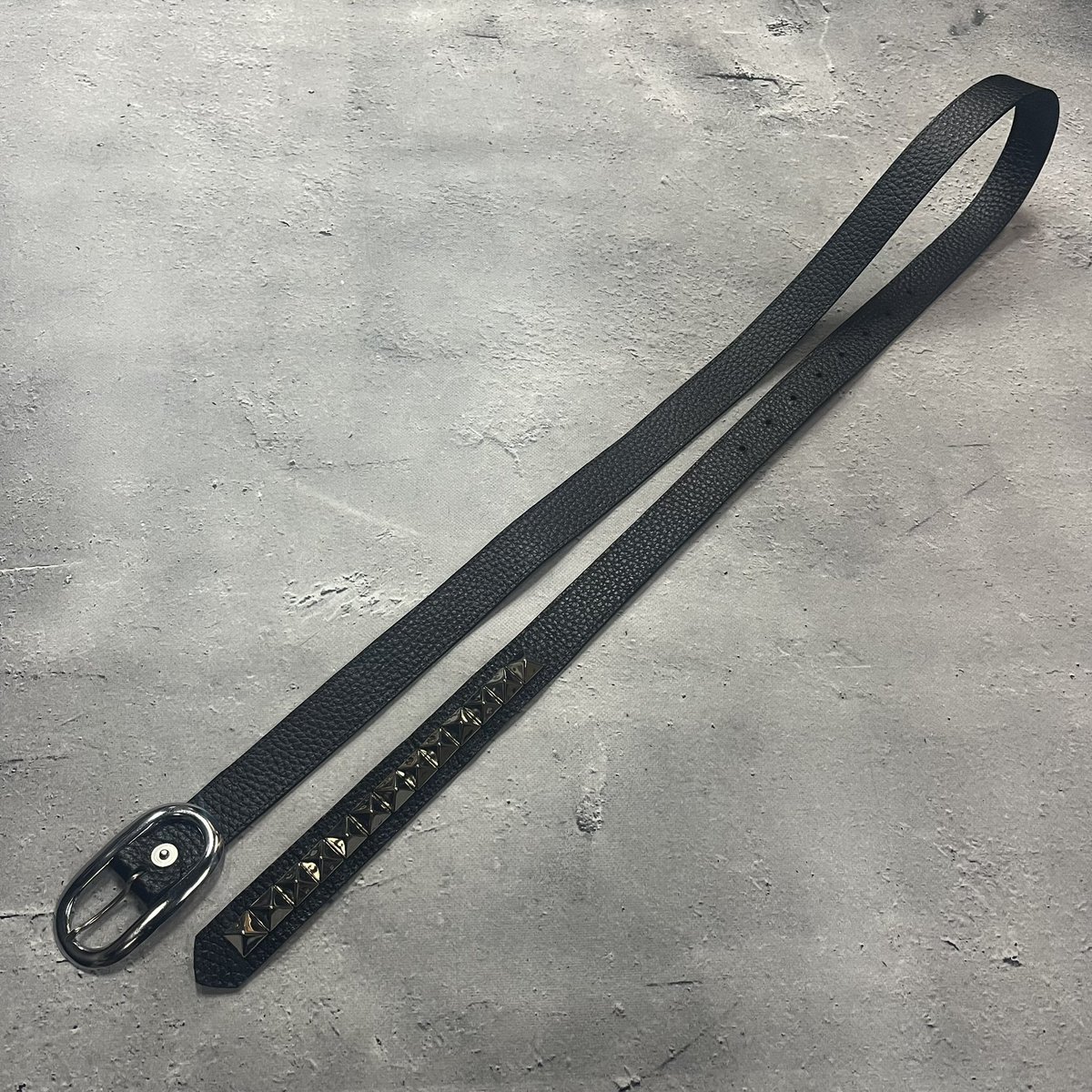 新作の本革で仕立てたサークルスターモチーフのスタッズを使用した24