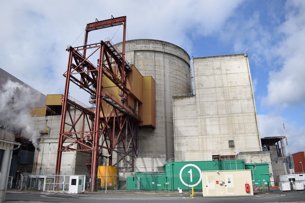 EDFCHINON's tweet photo. Les équipes de la centrale nucléaire de Chinon ont déconnecté l’unité de production n°1 du réseau électrique national pour un arrêt de maintenance programmé appelé «arrêt pour simple rechargement ». Plus d’infos : https://t.co/ePn78ddlwl https://t.co/6eQEJdl37K