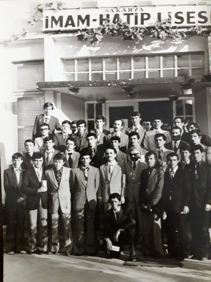 Sınıf arkadaşım Muammer Pomak vefat etmiştir. Rabbim rahmetiyle muamele eylesin ve mekanı cennet olsun. Diğer vefat edenlere de rahmet eylesin