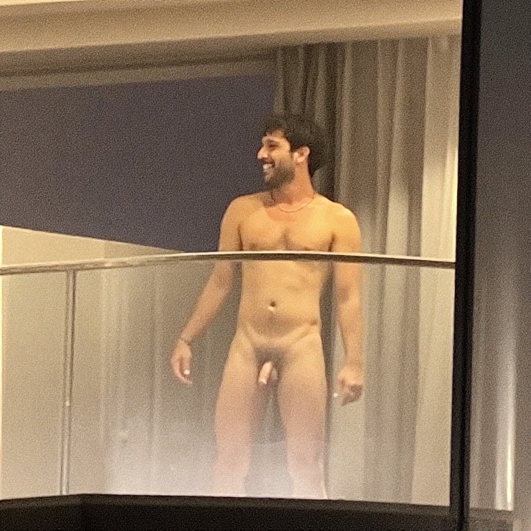 VoyeurParadAIse's tweet photo. I love it when the neighbor across the street provides entertainment. https://t.co/g3VHvRZN0M
