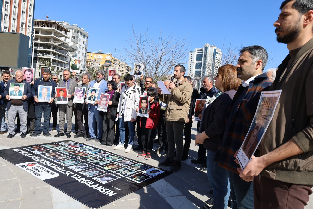 ihd_urfa's tweet photo. 68. HAFTA KEMAL KILIÇ’IN FAİLLERİNİ SORDUK 

Şubemiz ve kayıp yakınları olarak, “Kayıplar Bulunsun , Failler Yargılansın” eylemimizin 68. Haftasında:

18 Şubat 1993’te işten eve dönerken kaçırılmak istendi, direnince de silahlı saldırıcı sonucu hayatını kaybetti. https://t.co/WcOzI02ZAy