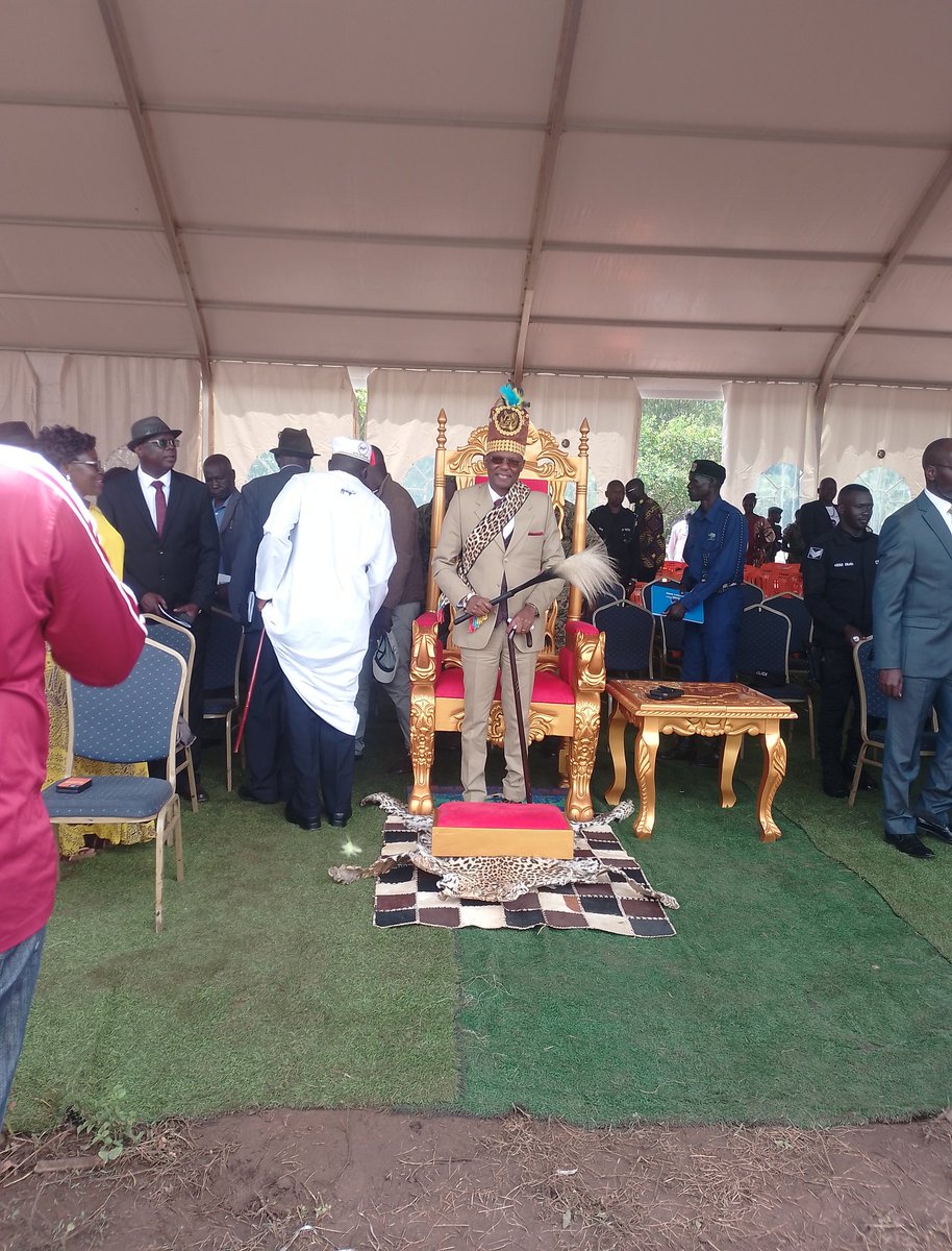 Voiceoflangofm's tweet image. #RealTime: The Won Nyaci of Lango, HH Eng. Dr. Moses Michael Odongo Okune arrives at the residence of Mzee Lameck Ogwal, widower of the late Cecilia Ogwal, in Alito Town Council, Kole district where a memorial service for the latter is being held.

📸@OletMo