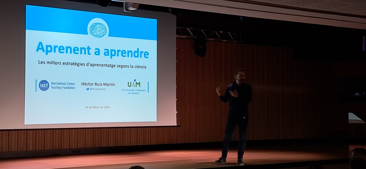 escolaelshorts's tweet photo. Participem en el plenari de Xarxes docents per a la millora educativa escoltant l' @hruizmartin . Aprenent a aprendre; el funcionament de la memòria. Estratègies d'aprenentatge.
#xarxa
#milloradocent
#recerca
#reflexio
#aprenentatge
@consorciedubcn https://t.co/QsLGbWuWHE