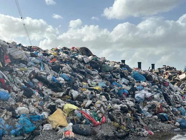 Maalesef bizde bir konuda en çok duyarlılık gösteriyor gibi yapanlar, onu en çok ihlal edenlerden çıkıyor.
İşte CHP'li Buca ve Foça Belediyelerinin çöp dökme alanları. Barbarlık ve vandallık bu! 3 defa ikaza rağmen görüntü aynı. Birine 7,3, diğerine 2,3 milyon ceza kesildi.