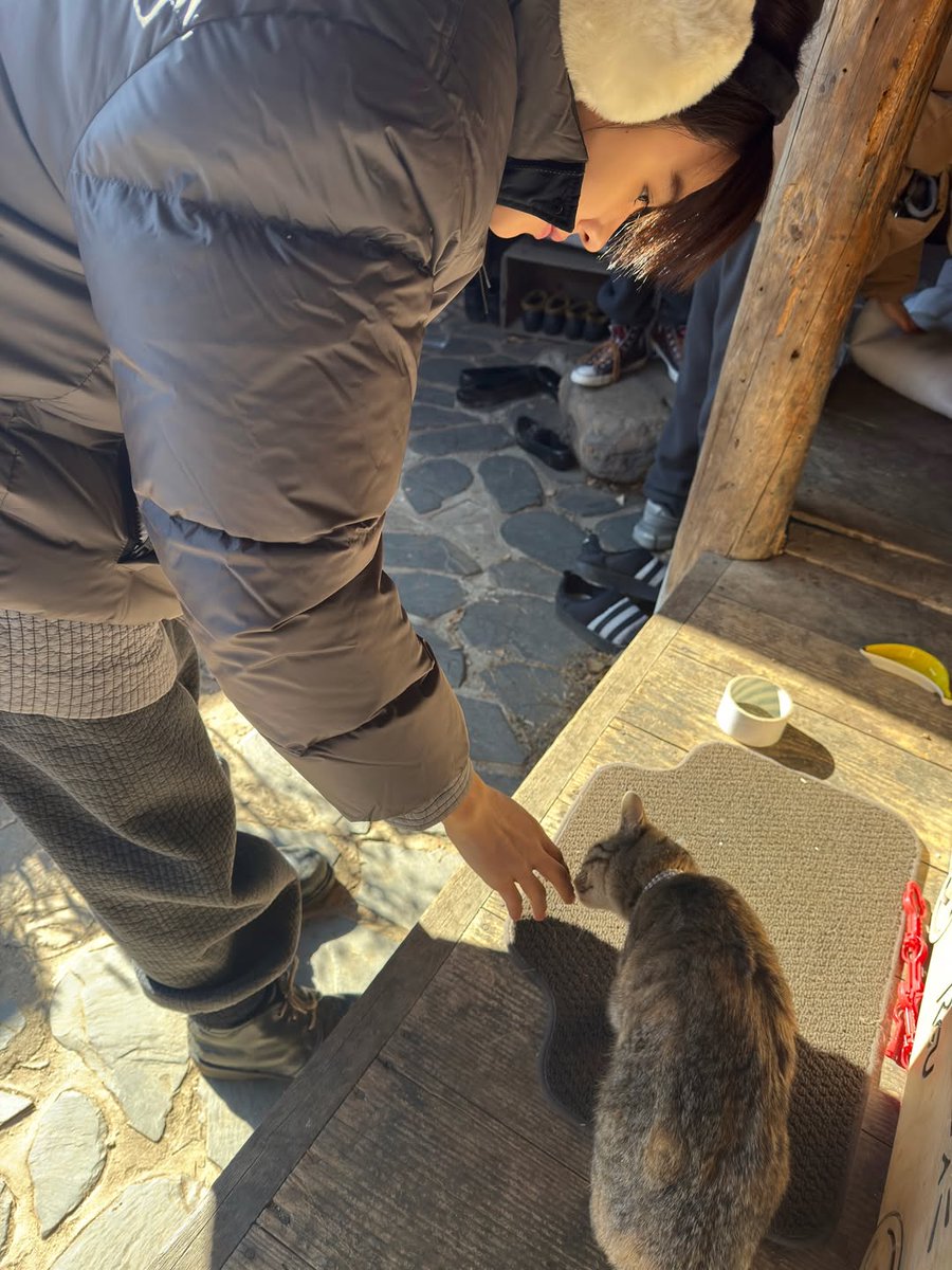 ESHFEED's tweet photo. hyeon &amp; 🐈‍⬛ https://t.co/TBnDICgiBW