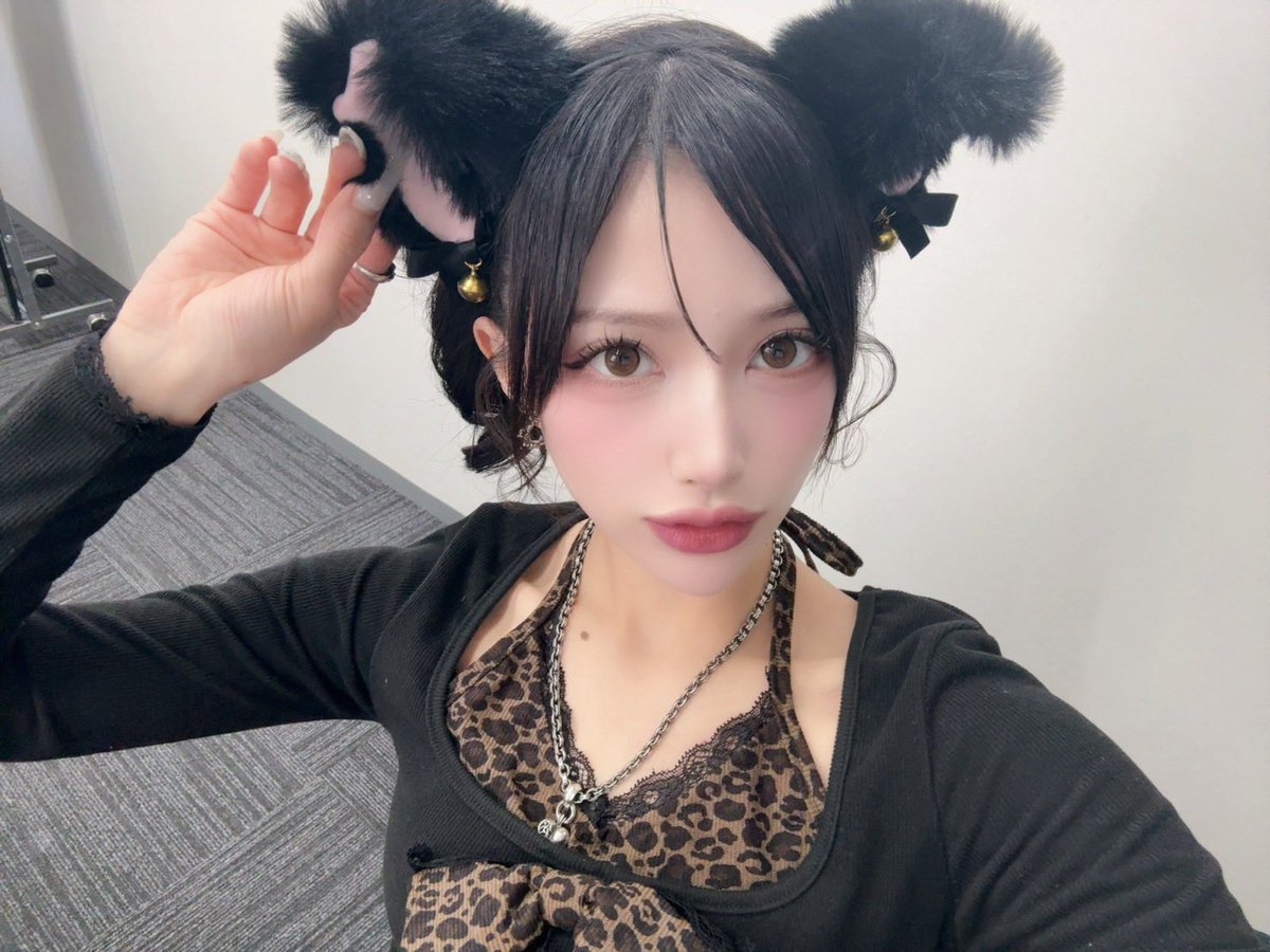 本日、 #黒宮れい チェキ撮影会 ฅ^>⩊<^ฅ 「にゃんにゃんわん