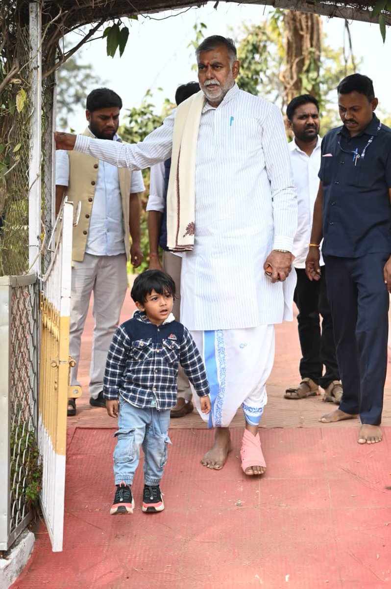 prahladspatel's tweet photo. आज दोपहर में अमरकंटक के दक्षिण तट पर प्रज्वलित धूना जी पर भोग अर्पित किया ।कपिला संगम पर यह धूना परम पूज्य श्री श्रीबाबाश्री जी ने प्रथम परिक्रमा में प्रज्ज्वलित किया था । https://t.co/7IuJCuJKgv