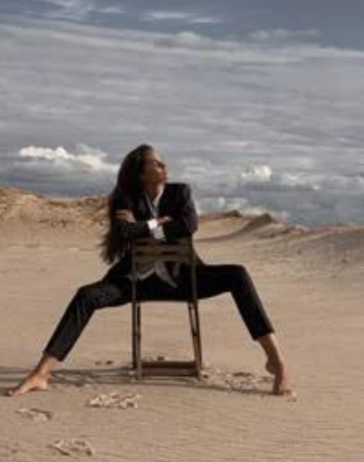 *Yo soy asin 
     Tan natural y libre 
       Como la brisa del mar .
                  MaluGrau