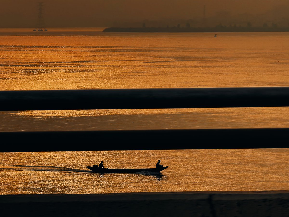 Cinemmaofficial's tweet image. Sunrise in Lagos, taken from the Third Mainland Bridge in a moving car. Shot on the iPhone 17 Pro Max with the x8 zoom