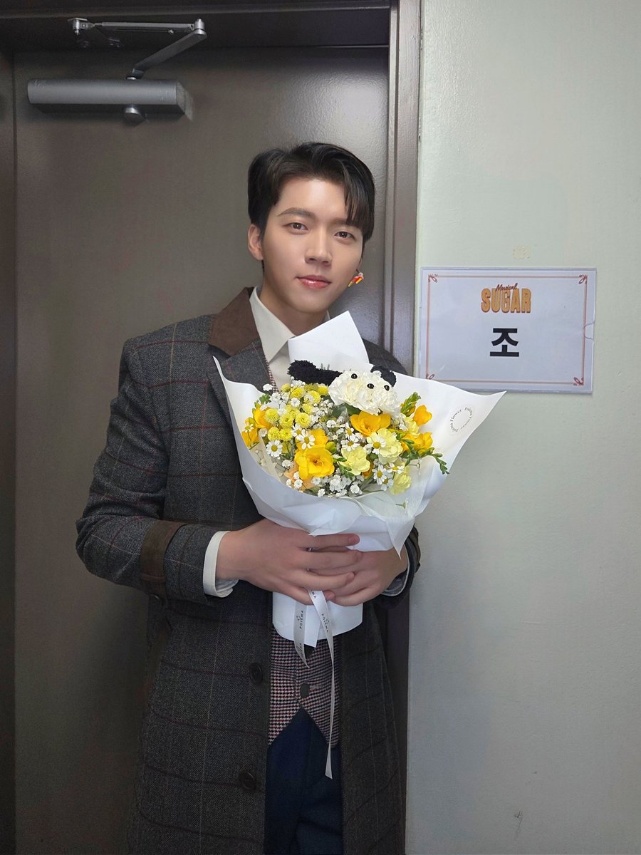 [📸]

2026.02.21 
@ 뮤지컬 <슈가> 마지막 공연

횬조 얼굴만 봐도 도움 많이 된다.
오늘 자기 전에 횬세핀 생각 많이 날 거야.

.  ᶻ 𝗓 𐰁 .ᐟ
/ᐠ > ˕ <マ

달콤했던 시간, 함께해 주셔서 감사합니다❤️

#남우현 #NAMWOOHYUN
#뮤지컬 #슈가 #SUGAR