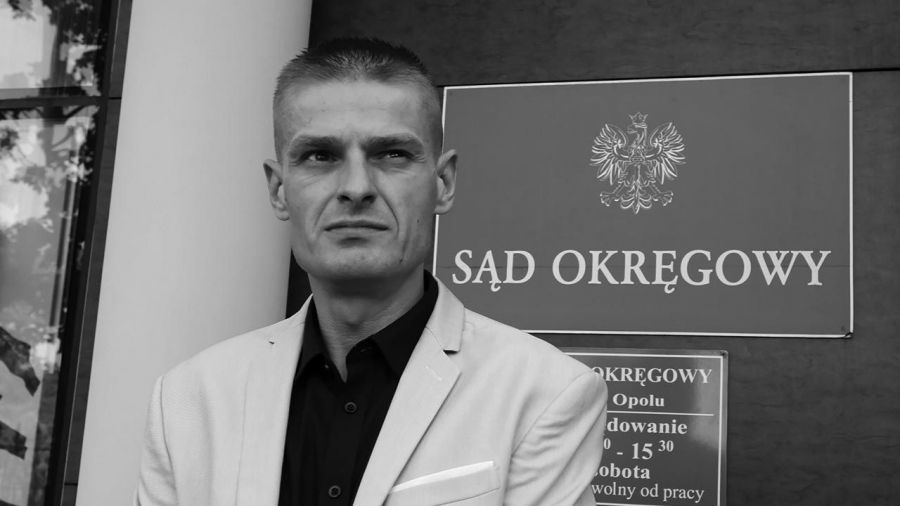 Dokładnie 2 lata temu zmarł Tomasz Komenda.
O ile politycy, urzędnicy, sędziowie, prokuratorzy, ministrowie sprawiedliwości mają coś takiego jak sumienie to powinni skazać się sami na wieloletnie więzienie.
Zabrali temu człowiekowi 18 lat życia.
Mimo, że 12 osób dawało mu alibi -