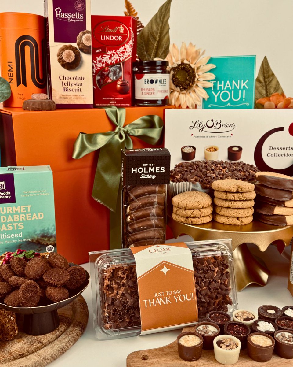 BasketsGalore's tweet image. ❗SNEAK PEAK ❗Spring is on the way &amp;amp; with it a 'Spring clean' to freshen up our Gift Basket range 🆕✨🌸

First up: the "Thank You Gift" range, themed with thank-you goodies 🙏🍫

What would you open/eat first?

#spingclean #newrange #sneakpeak #thankyougifts #productphotography