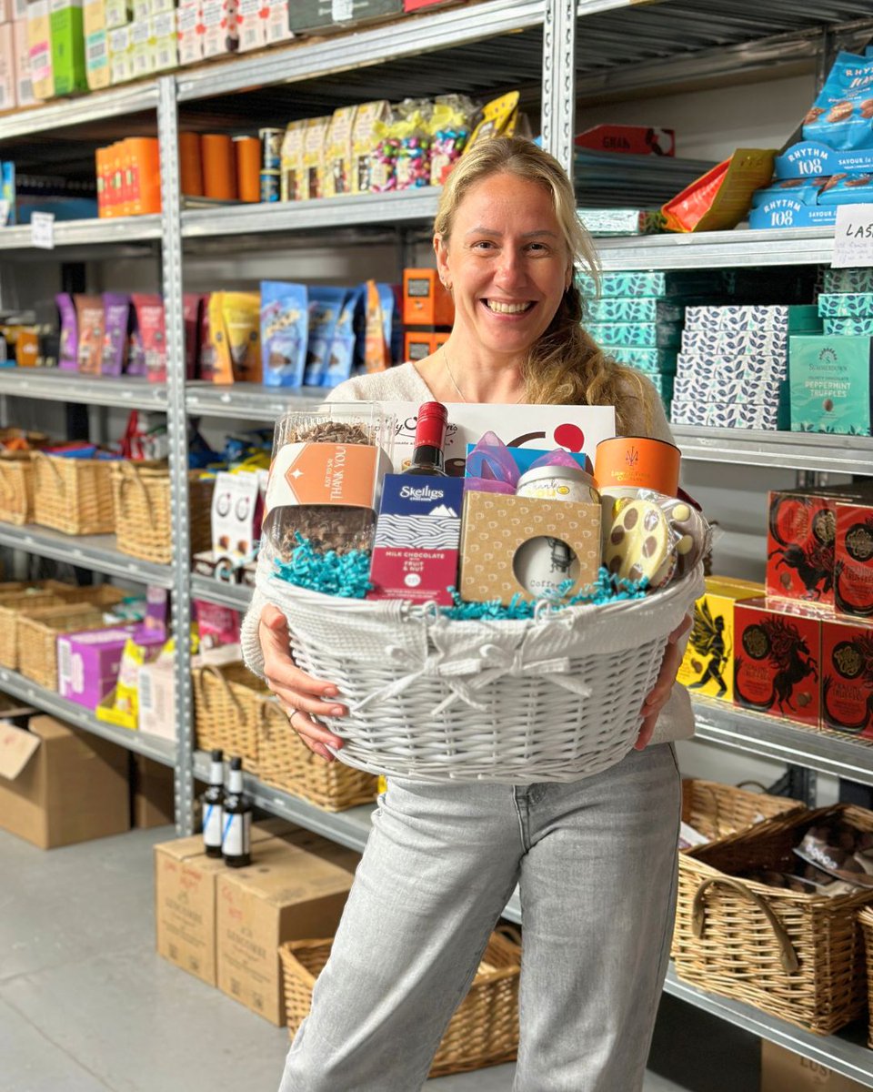 BasketsGalore's tweet image. ❗SNEAK PEAK ❗Spring is on the way &amp;amp; with it a 'Spring clean' to freshen up our Gift Basket range 🆕✨🌸

First up: the "Thank You Gift" range, themed with thank-you goodies 🙏🍫

What would you open/eat first?

#spingclean #newrange #sneakpeak #thankyougifts #productphotography