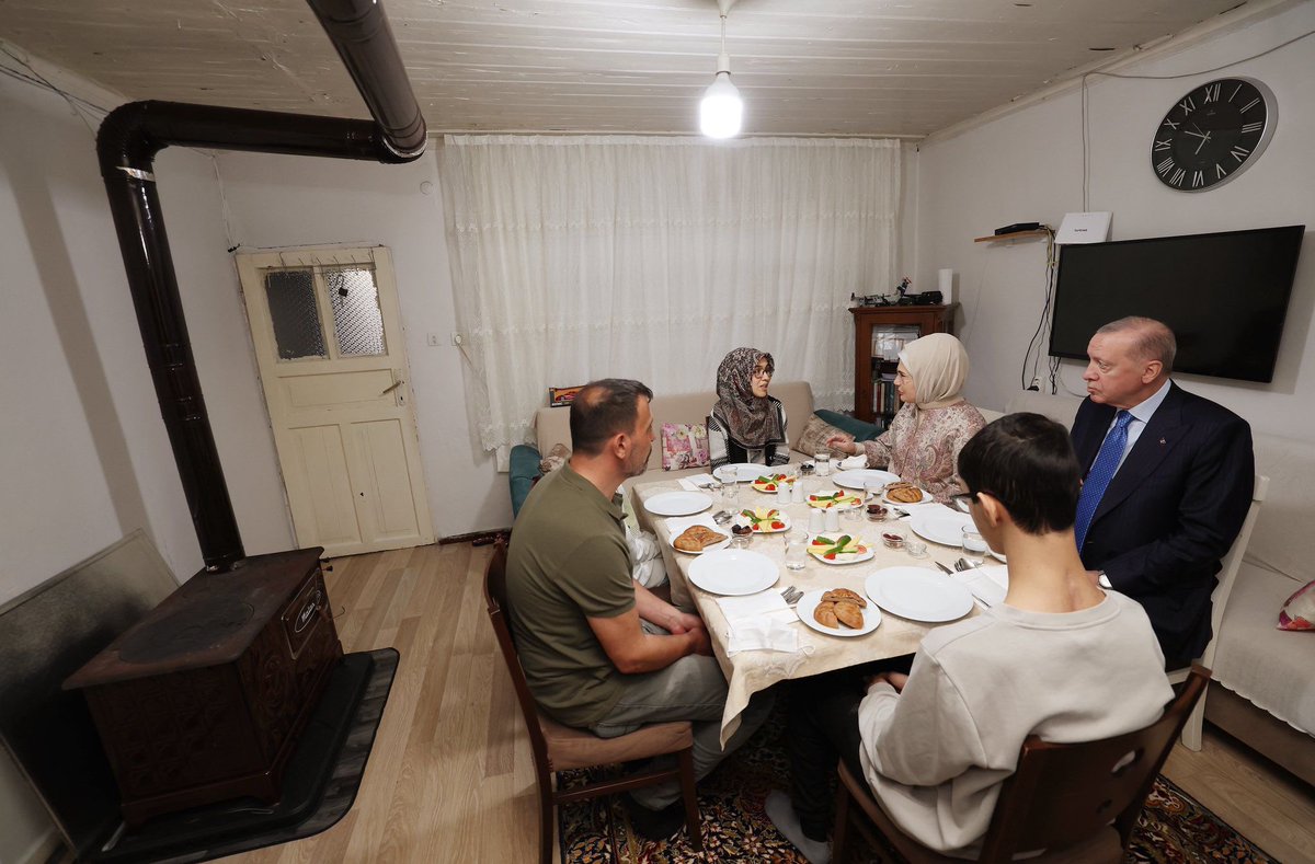Kasım ayında “mutfakta tüp boş” dediğimde, Enerji Bakanı buna adeta alay edercesine, “Çünkü artık doğalgaz kullanıyorlar” yanıtını vermişti.

Oysa benim dikkat çektiğim konu enerji türü değil, vatandaşın geçim derdiydi.

Dün Sayın Cumhurbaşkanı Recep Tayyip Erdoğan’ın İstanbul’da