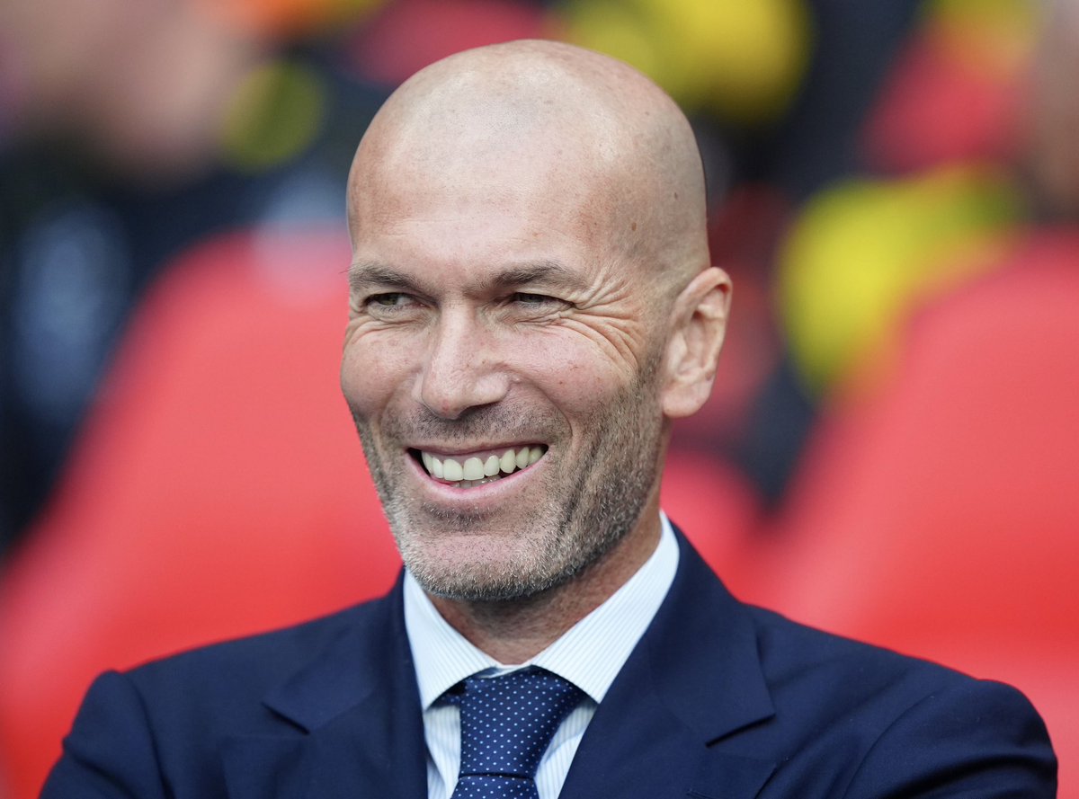 FrFlashFoot's tweet photo. Zinedine Zidane aurait un accord verbal avec la FFF pour devenir le futur sélectionneur de l’Équipe de France. 🇫🇷👔

{source : @FabrizioRomano} https://t.co/DgyiEaD25F