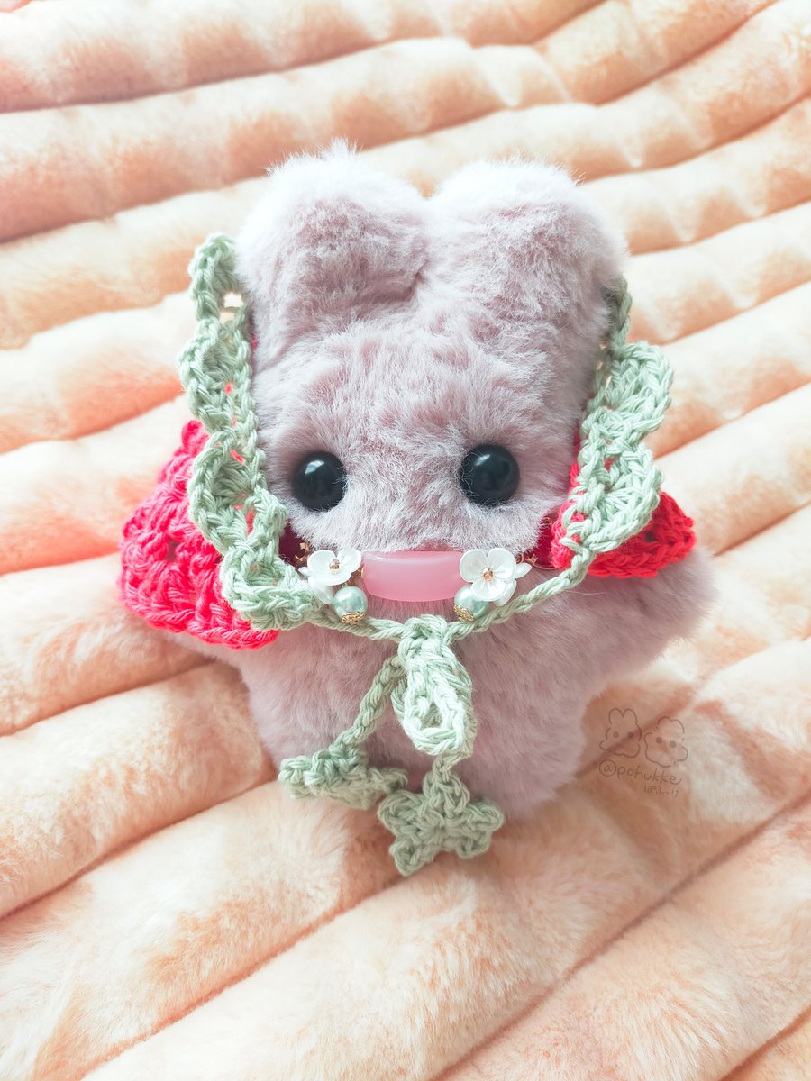 そしてこちらはいちごバブーシュカを得てス〜パ〜完全体となったいちごうさはぐ（しゅがりのわは絶対離してくれません😂）✨
春に向けて、またたくさん仲間がうまれます🩷🧵🪡

𖤣𖥧𖥣𖡡𖥧𖤣

🍓いちごのバブーシュカ
Sugar Coatさま（<a href="/SugarCoat_knit/">SugarCoat*2/21&22ぬいフェス06　4階H13</a>）

🍓しゅがりのわ
emptyさま（<a href="/empty_ifif/">empty(エンプティ)</a>）