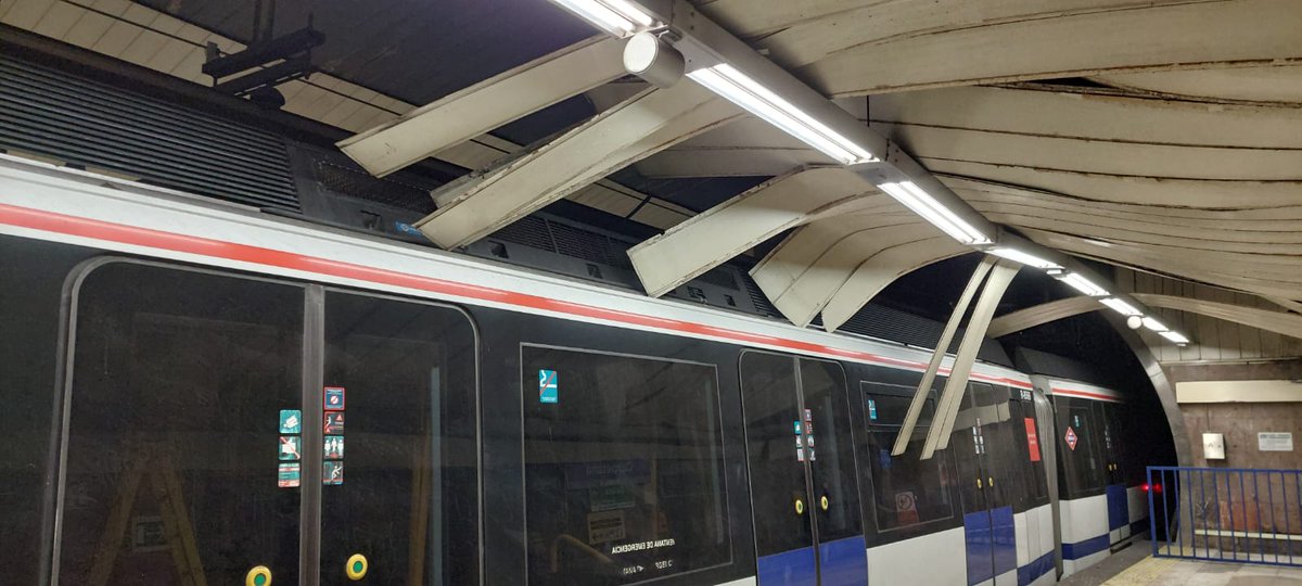 pebarrero's tweet image. El Metro de Madrid vuelve a fallar y ya no es una excepción: es la norma.
Caída de parte del techo en Carpetana, Línea 6 suspendida durante horas y miles de usuarios afectados.
A ver si así se dan cuenta el concejal @albertogonzdiaz y el PP de Latina: la falta de mantenimiento y