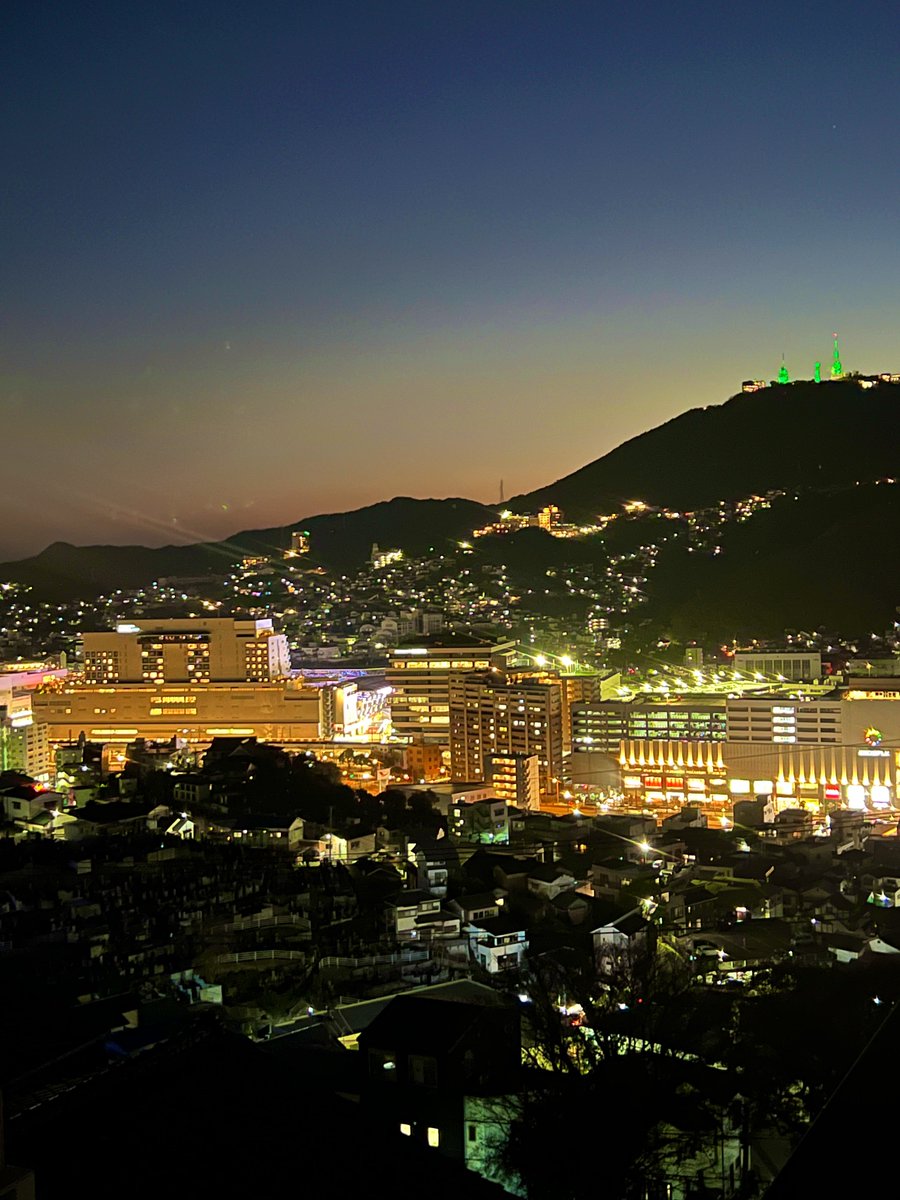 七色の黄昏降りてきて〜♫ 風はなんだかすずし気 土曜日の夜はにぎやか
