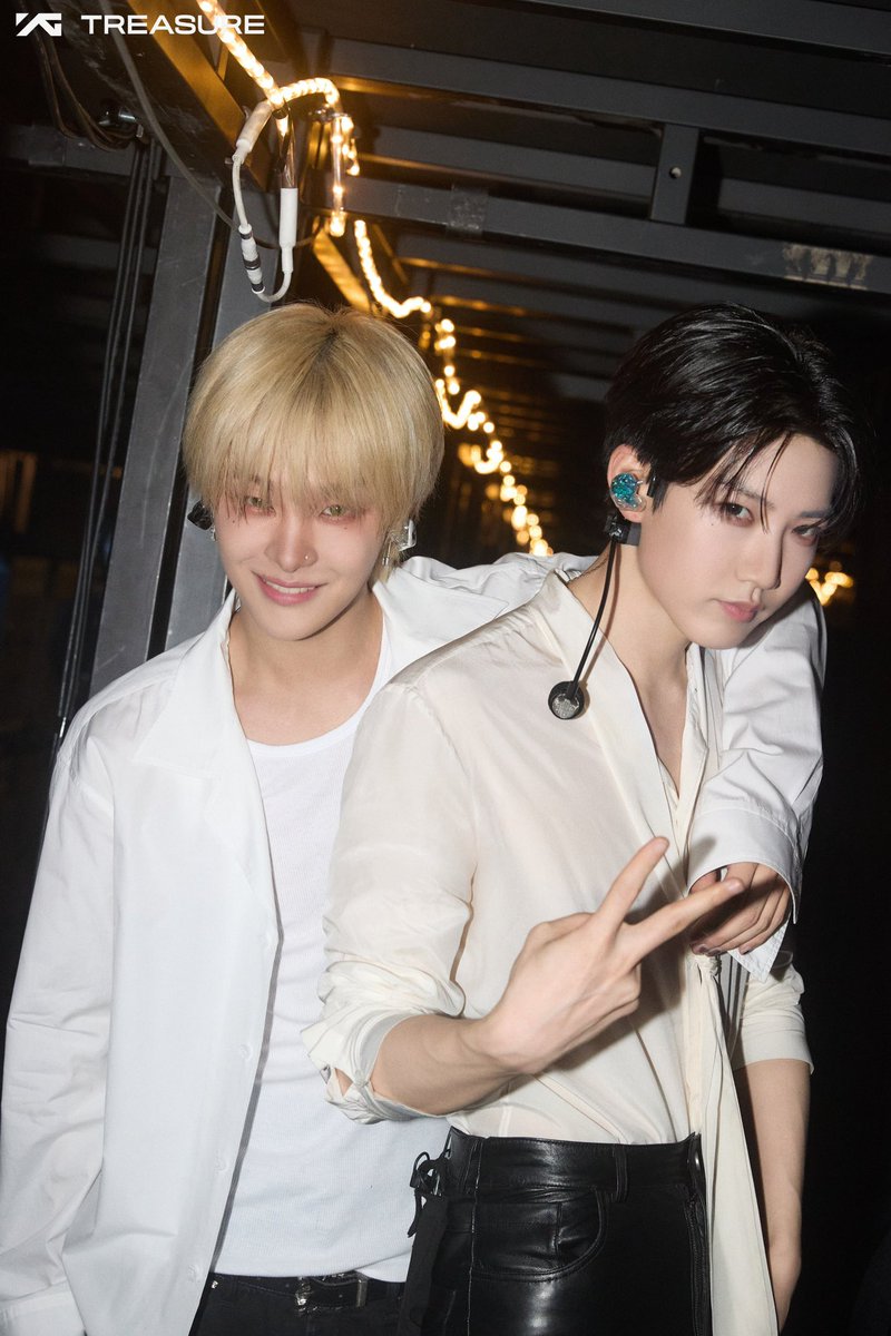 OMG JIHOON AND JUNKYU BACKSTAGE !! still clingy as ever wbk