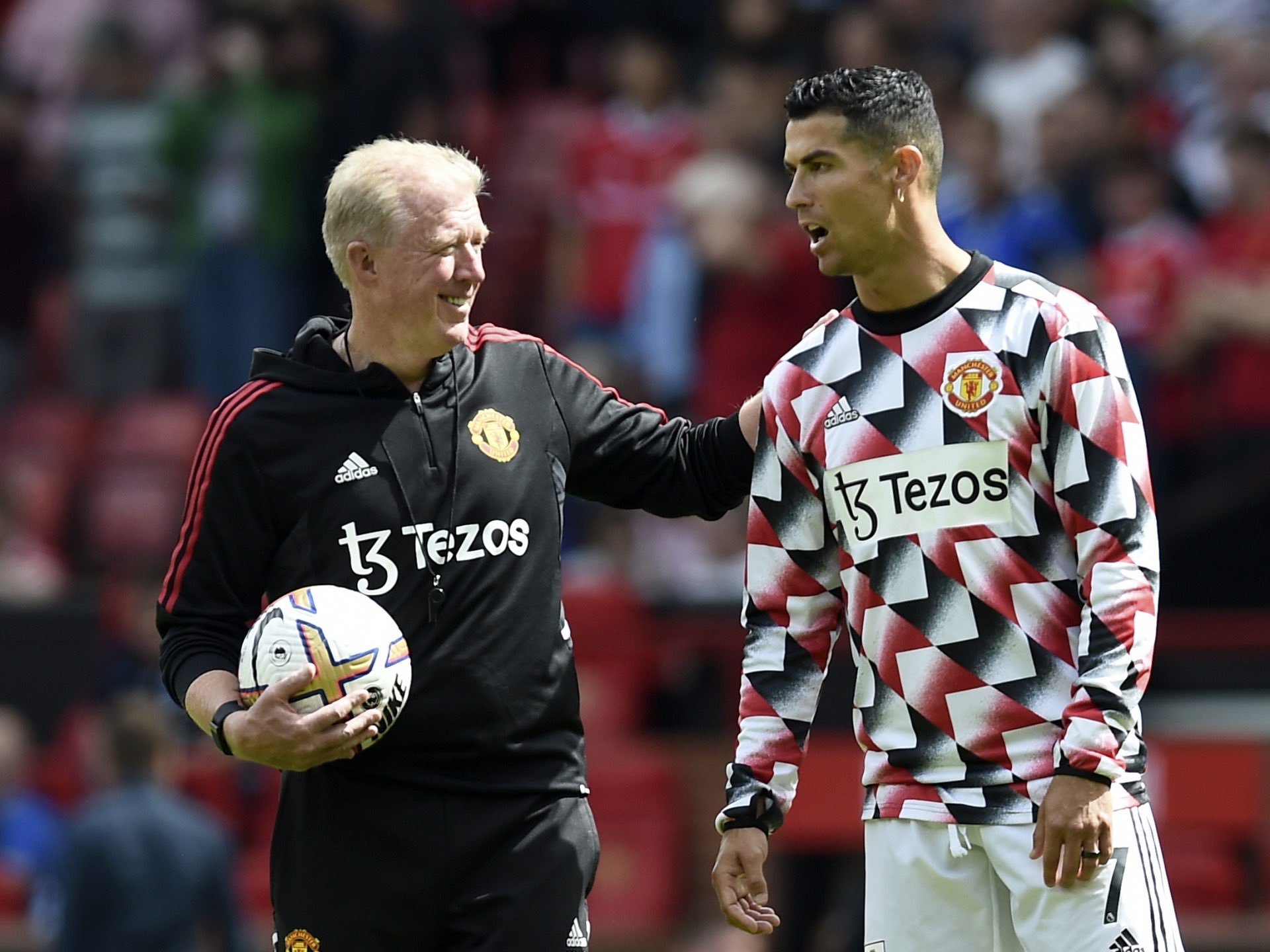 موقف طريف بين ماكلارين ورونالدو. كشف ستيف ماكلارين عن موقف مضحك في غرفة الملابس مع كريستيانو رونالدو، قائلاً: "رأيت عضلاته البطنية فسألته: 