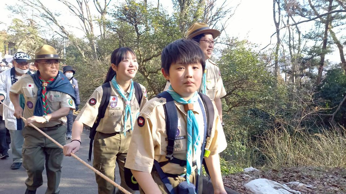 fukushimabvs1's tweet photo. スカウト達は #暁まいり に参加  
重さ２トンもある大わらじを信夫山の山頂にある #羽黒神社 まで運び上げます  
ワッショイ！の声掛けにあわせ、綱を引くスカウト 
大人の担ぎ手さん達と一緒に、最後まで運び上げることができました！ https://t.co/rJ0WTbt4I2