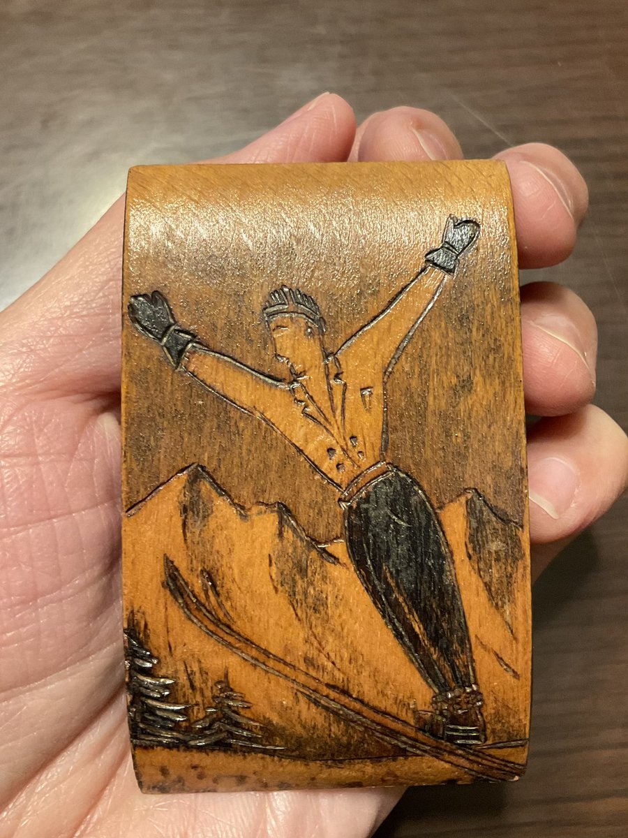 20代の頃にアンティークショップで一目惚れして買った、木製のブローチ