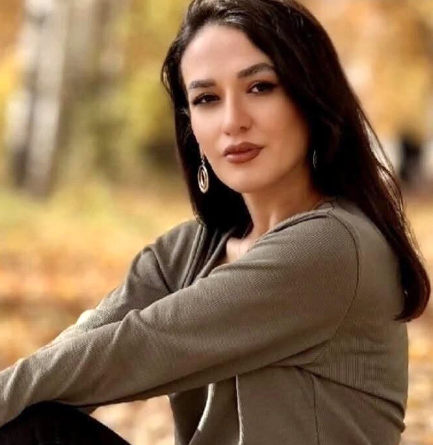 Update #IranProtests (235):

Dit is Zahra Hosseinzadeh (36) uit Urmia, W-#Iran.
Ze nam deel aan de protesten en werd gearresteerd door repressietroepen.
Na haar arrestatie heerste er een maand lang complete stilte rondom haar. Niemand had iets van haar vernomen.
Gisteren werd ze