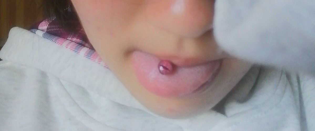 tongue piercing😉