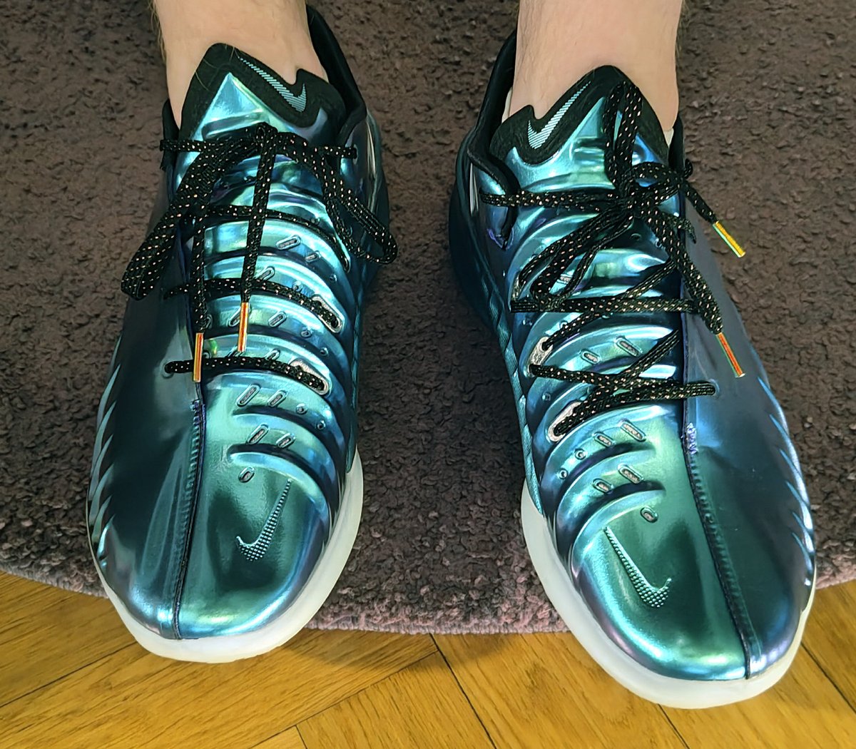 profshoelace's tweet image. Today's shoe lacing photo was contributed by Björn D. in Feb-2026. Metallic cyan, black &amp;amp; white Nike G.T. Cut 4s laced with black &amp;amp; white “Straight Bar” + “Criss Cross” Lacing.
#metallic #cyanblackwhite #nikegtcut4 #basketballshoes #straightbarlacing #crisscrosslacing