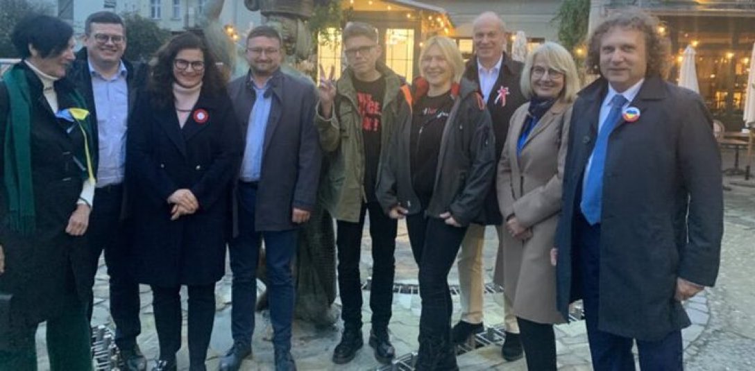 To jedno zdjęcie, już pomijając wszystkie skandaliczne wypowiedzi, listy, wywiady i oświadczenia, powinno zakończyć kariery polityków, których ktoś omyłkowo powołał na stanowiska sędziowskie.