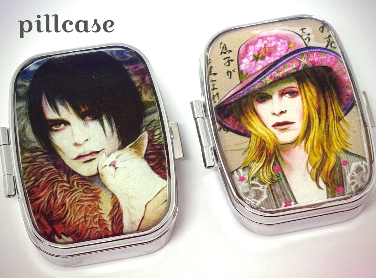 追加のピルケース
2000円前後
販売は体調と相談してからになりますけど
４月ごろと考えてます

やっと絵がそり返らない方法を見つけたよ
ホッとした
#ハンドメイド #DavidBowie #櫻井敦司