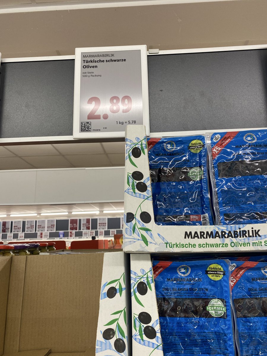 Gün sana da aysın güzel ülkem!
Türkiye’de 500 gram Marmarabirlik zeytin raflarda yaklaşık 210 TL. 
Ben aynı ürünü yurt dışında  2,89 €’ya aldım. Güncel kurla bu yaklaşık 149 TL.
Üstelik bu fiyatın içinde:
nakliye var, gümrük var, ithalat var, lojistik var, market karı var.
Yani
