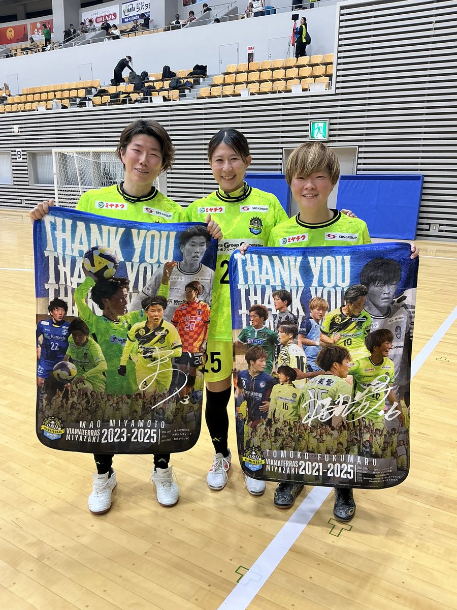 viamaterras2020's tweet photo. 本日をもちまして3選手はヴィアマテラス宮崎の活動を終えました！
このエンブレムを付けて戦った試合、勝つことはできませんでしたが、本当にありがとうございました😭

#福丸智子
#宮本真緒
#池田玲奈
#出会い���感謝
#次のステージでも幸あれ
#ありがとう https://t.co/1X0CkqBpJ8