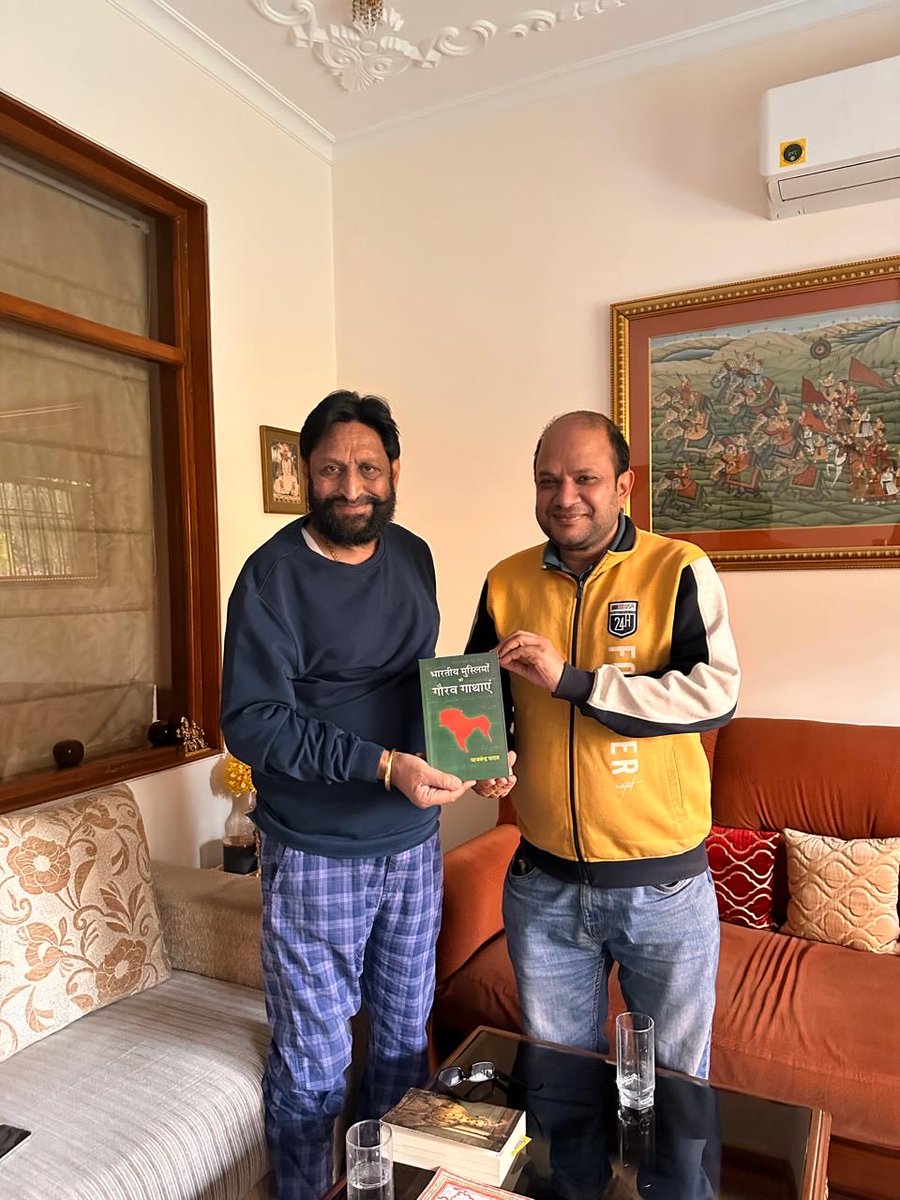 "भारतीय मुसलमानों की गौरव गाथाएं "  युवा राष्ट्रवादी लेखक <a href="/YAJVENDER/">YAJVENDER YADAV 🇮🇳 (Modi ka parivar)</a>  याजवेंद्र यादव की नवीनतम पुस्तक उन्होंने मुझे भेंट की! वर्तमान में एक अलग तरह की धारणा अल्पसंख्यक समुदाय को लेकर बन गई है कि उनका योगदान भारत के लिए है क्या!!
