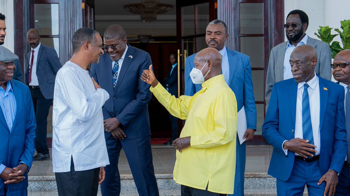 منذ اندلاع الحرب، لم يصدر عن قادة حكومة بورتسودان سوى خطاب صلب يرفض أي حل سياسي، ويشيطن التفاوض، ويتعامل مع الدعوات للسلام باعتبارها مؤامرة أو خيانة. ومع ذلك، نسمع اليوم عن طلب وساطة عبر أطراف إقليمية، وبوابتها أوغندا. هنا يبرز السؤال الجوهري: كيف لسلطة ظلت تضع العراقيل أمام كل
