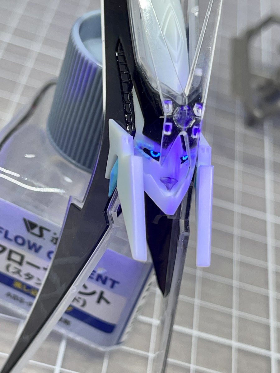 VSMSカイゼリン、とりあえずお顔を適当に塗って頭部をパチ組みしてみた👾
クリアパーツだらけなのが大変だけど、組み易さ自体はVSMS史上最強かもしれない