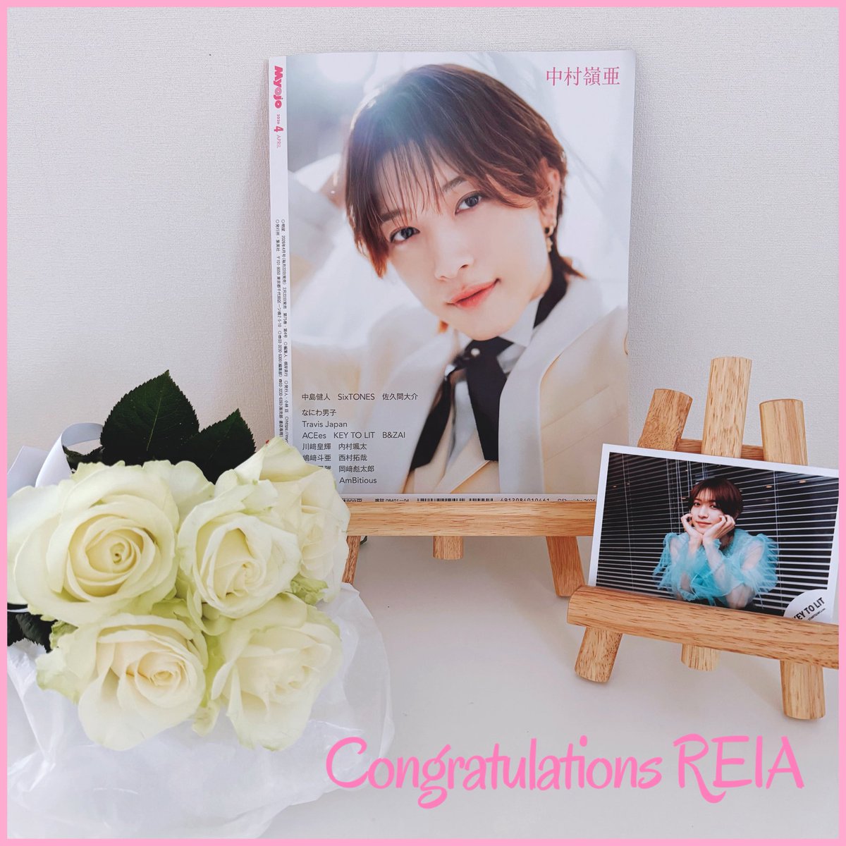 白タキシード姿で 後ろ手に白いバラのブーケを 持っている嶺亜くん