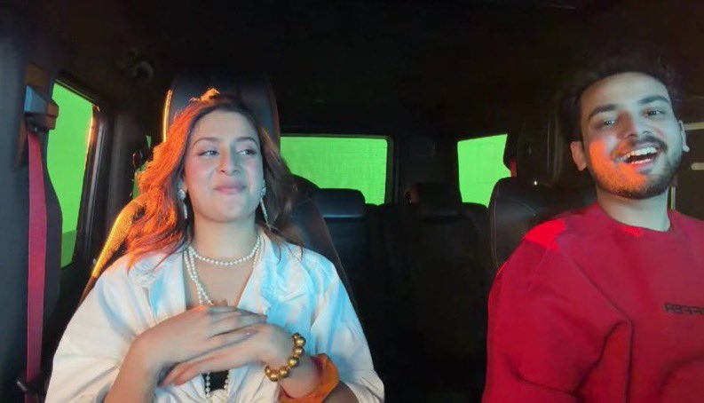 Fomohai1's tweet image. Isn't she shooting for her upcoming movie?? 
This girl is obsessed with her Ellu😭❤️‍🩹
U can't convince me otherwise:) 
The way she hypes him &amp;gt;&amp;gt;&amp;gt; 

#ElvishYadav #IshaMalviya #Elvisha
#ElvishArmy