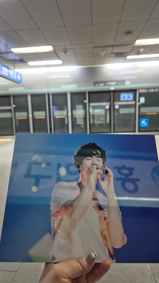 #Dokyeom_In_Pizzaland 
#도겸생일특집_피자배달중 
결국 또 럭드를 하였구
애깅도겸 데리고 귀가합니다
요거트님 슬로건2개와 액자1개를 가지게되어 해삐!
같이 기뻐해주셔서 감사합니다🙏
오늘은 선착두하게되어 귀요미 자석과 포카홀더도 겟또🍀
지난번에 뽑지못하였던것들도 다 뽑게되어 행복해따