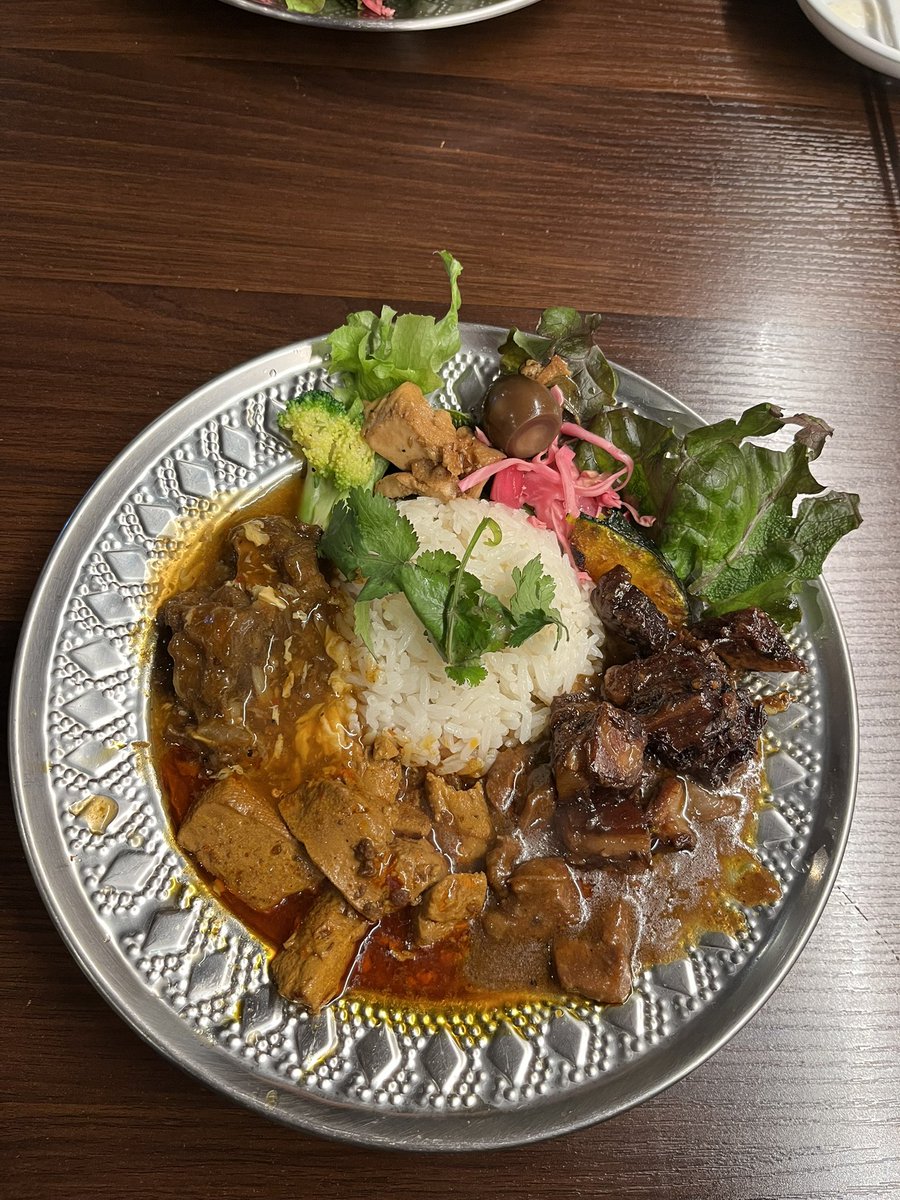 si11181's tweet photo. #大衆中遊華食堂八戒 
３種あいがけ 
牛すじ麻婆羊肉➕ルーロー

#RAJA&amp;CAFEOSAKA JIGRI DOHORI SAJH
チーズナンセット　バターチキン

#菓匠庵白穂
あんどーなつ＆白穂焼

#TAMASHIISPOTOSAKA

大阪最高❤️

#明日は第二ウェーブ4時間🎈マン https://t.co/bWI1I0eX3e