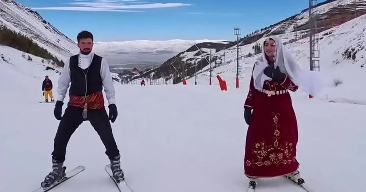 haberxr's tweet image. Palandöken'de Gece Kayağı ve Bar Ekibi Şovu: Kar Kalınlığı 216 CM!: Erzurum Palandöken’de kar kalınlığı 216 santimetreye ulaşırken, pistlerde bar ekibi kostümleriyle kayak yapan sporcular renkli görüntülere imza attı.

Kış… haberxr.com/yasam/palandok… #Palandöken #Kayak #KışTurizmi